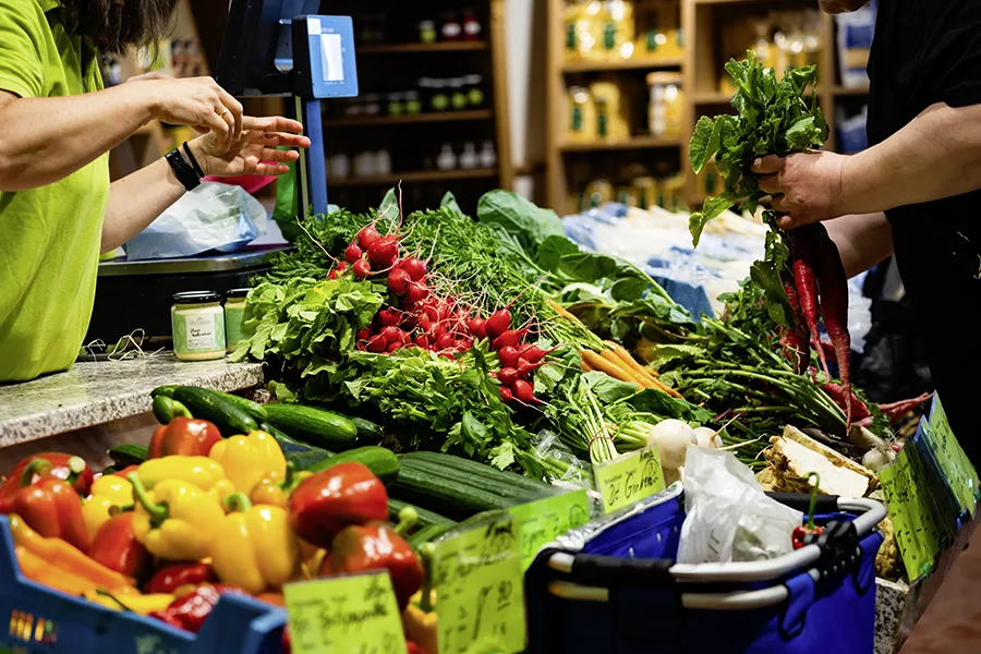 Regionale-Produkte-einkaufen-im-Hofladen-des-Berghof-Deizisau